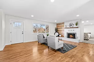 885 Mountain View Dr, Eagle Point, OR 97524 - Photo 4