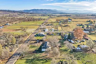 885 Mountain View Dr, Eagle Point, OR 97524 - Photo 46