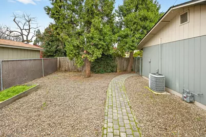 815 SE 11th Street, Grants Pass, OR 97526 - Photo 24