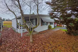 989 Roguelea Ln, Grants Pass, OR 97526 - Photo 2