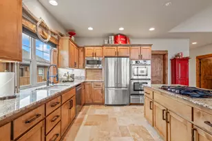 360 Vista Rim Dr, Redmond, OR 97756 - Photo 8