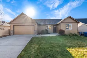 722 NE Redwood Ave, Redmond, OR 97756 - Photo 2