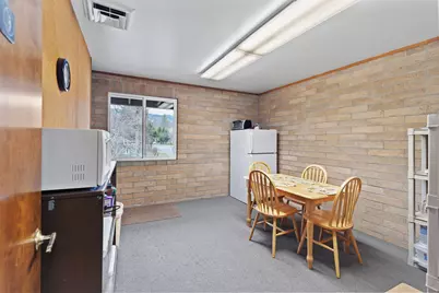 233 NE B Street, Grants Pass, OR 97526 - Photo 22