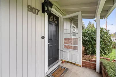 907 Comet Avenue, Central Point, OR 97502 - Photo 4