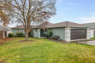 438 Westminster Dr, Eagle Point, OR 97524 - Photo 2