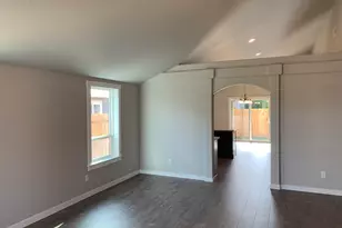 449 Spring Valley Dr, Medford, OR 97501 - Photo 4