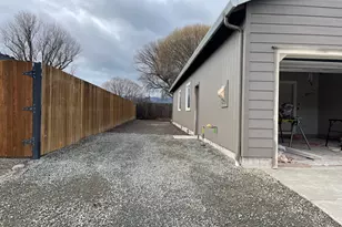 449 Spring Valley Dr, Medford, OR 97501 - Photo 2