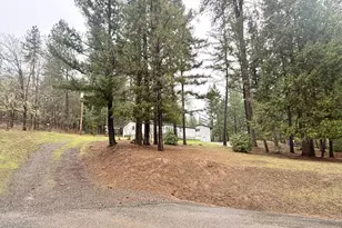 360 Hessar St, Grants Pass, OR 97527 - Photo 2