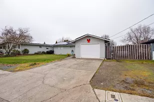 2441 N Keene Way Dr, Medford, OR 97504 - Photo 2