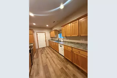 834 Isherwood Drive, Central Point, OR 97502 - Photo 2