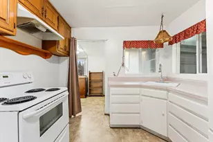 609 SE Riverside Ave, Grants Pass, OR 97526 - Photo 4