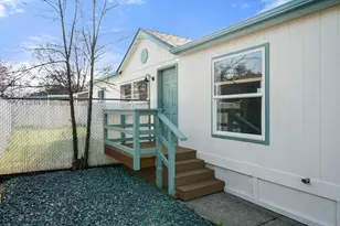 633 E Archwood Dr, Eagle Point, OR 97524 - Photo 2