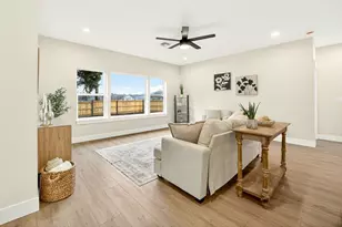 348 Cascade Dr, Central Point, OR 97502 - Photo 4