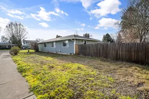 1426 Timothy St, Central Point, OR 97502 - Photo 4