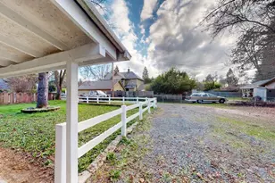 744 NW 2nd St, Grants Pass, OR 97526 - Photo 16