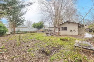 1077 SE Ashley Pl, Grants Pass, OR 97526 - Photo 6