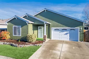 827 Isherwood Dr, Central Point, OR 97502 - Photo 2