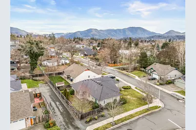 2092 SW Ford Street, Grants Pass, OR 97526 - Photo 4