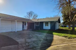 402 Emerald Cir, Medford, OR 97501 - Photo 2