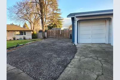 402 Emerald Circle, Medford, OR 97501 - Photo 8
