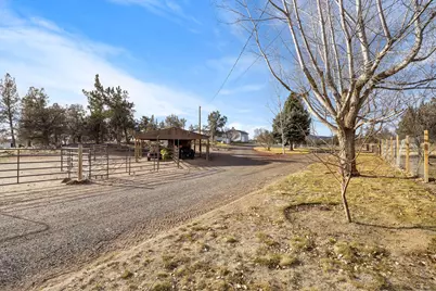 869 SW 55th Place, Redmond, OR 97756 - Photo 2