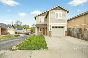 317 SW Bayou Pl, Grants Pass, OR 97526 - Photo 2