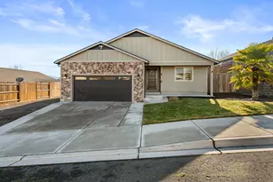 925 Sellwood Dr, Eagle Point, OR 97524 - Photo 2