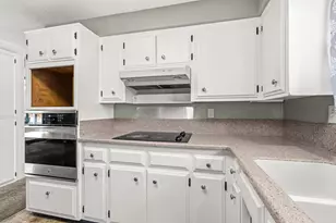 2021 Taylor Rd, Central Point, OR 97502 - Photo 10