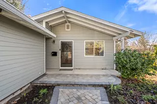 2021 Taylor Rd, Central Point, OR 97502 - Photo 2