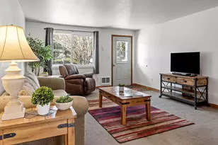 3044 SW Meadow Ln, Redmond, OR 97756 - Photo 2