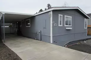 2633 SW Obsidian Ave, Redmond, OR 97756 - Photo 2