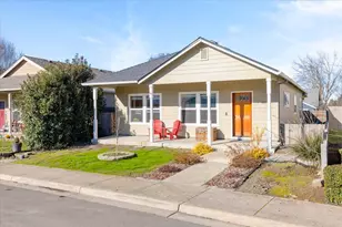 369 Cascade Dr, Central Point, OR 97502 - Photo 2