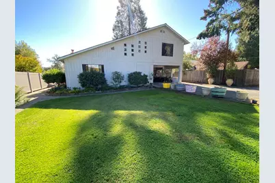 955 SW Rogue River Avenue, Grants Pass, OR 97526 - Photo 2