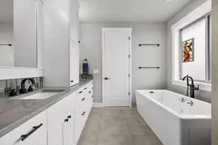 60873 SW Headwaters Loop, Bend, OR 97702 - Photo 46