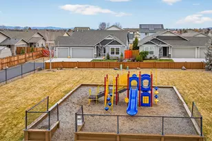 660 NW 26th St, Redmond, OR 97756 - Photo 40