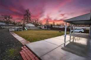 594 W Gregory Rd, Central Point, OR 97502 - Photo 14
