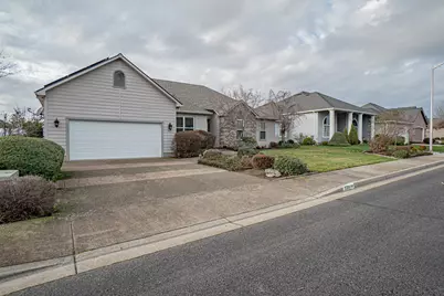 198 Prairie Landing Drive, Eagle Point, OR 97524 - Photo 2