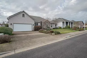 198 Prairie Landing Dr, Eagle Point, OR 97524 - Photo 2