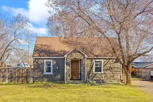 624 NW 4th St, Redmond, OR 97756 - Photo 2