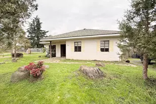 1217 Maple Park Dr, Medford, OR 97501 - Photo 2