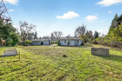 2137 E Jackson Street, Medford, OR 97504 - Photo 12