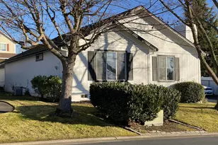 3555 Southvillage Dr, Medford, OR 97504 - Photo 4