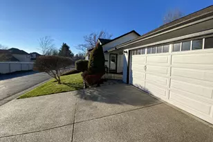 3555 Southvillage Dr, Medford, OR 97504 - Photo 2