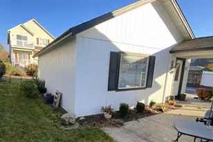 3555 Southvillage Dr, Medford, OR 97504 - Photo 6