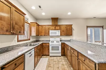 831 Isherwood Drive, Central Point, OR 97502 - Photo 8