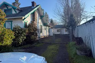 1031 W 10th St, Medford, OR 97501 - Photo 2