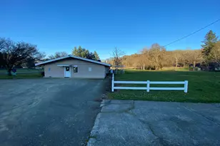 8401 Old Stage Rd, Central Point, OR 97502 - Photo 42