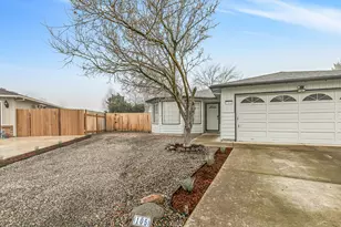 105 Queens Gate Ct, Central Point, OR 97502 - Photo 2