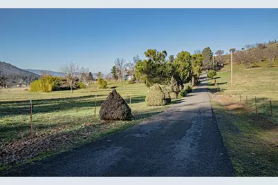 6676 Pioneer Road, Medford, OR 97501 - Photo 2