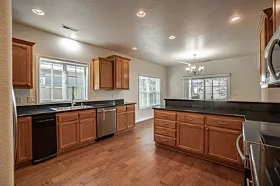 3749 Sherwood Park Drive, Medford, OR 97504 - Photo 10